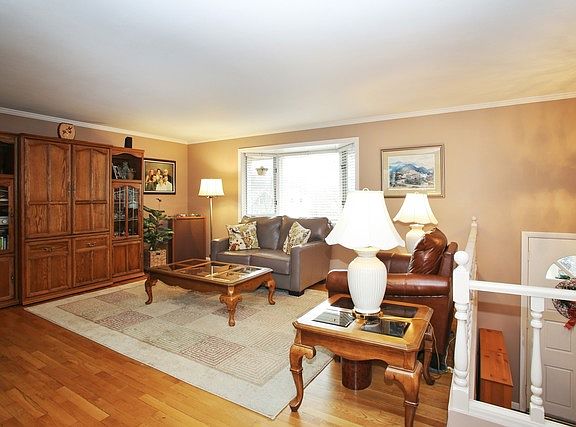 2nd image of 1000 Bradford Ln