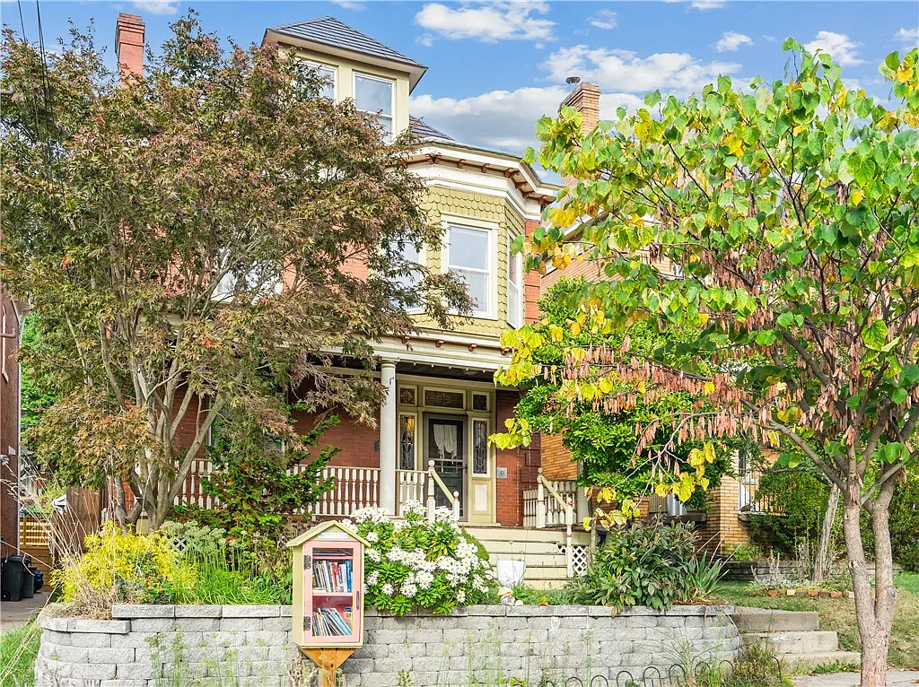 556 Dawson Ave photo 1