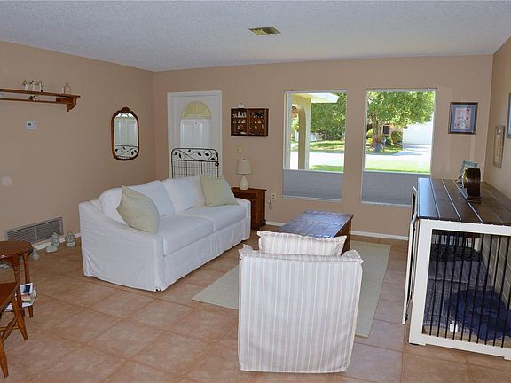 3rd image of 647 E Seminole Dr