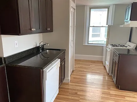 220 Hanover St #15 — Photo 11