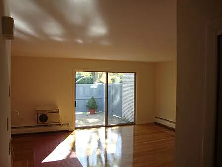 1017 W Roxbury Pkwy — Photo 4