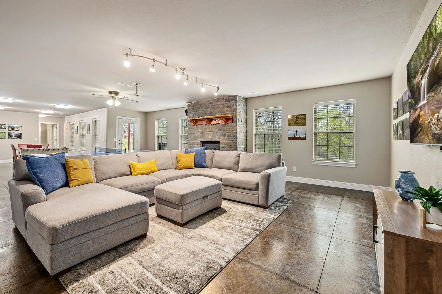 5 bed, 4.0 bath, 4585 sqft, $6,789 — Photo 3