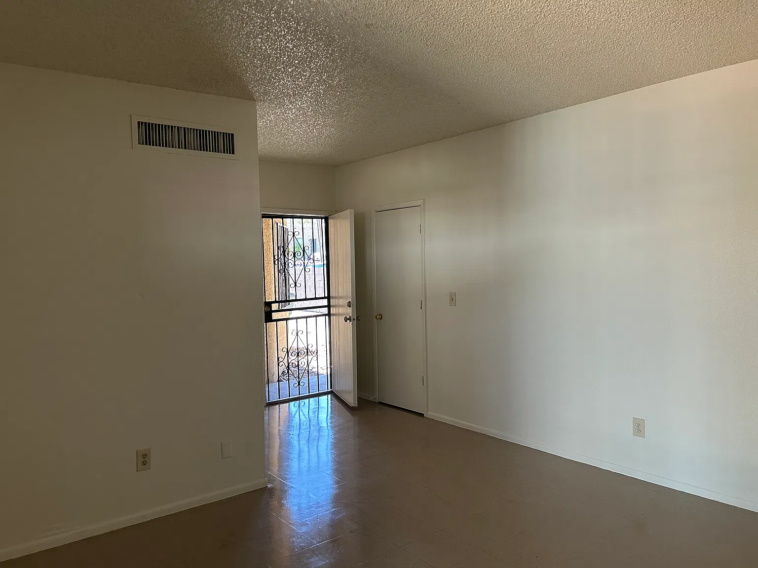 2 bed, 850 sqft, $1,015 — Photo 2