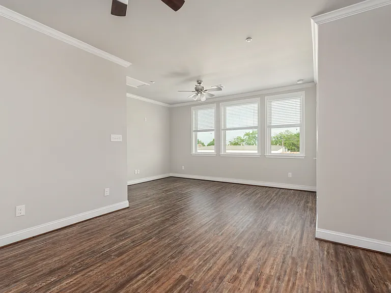208-401 N Main St — Photo 2