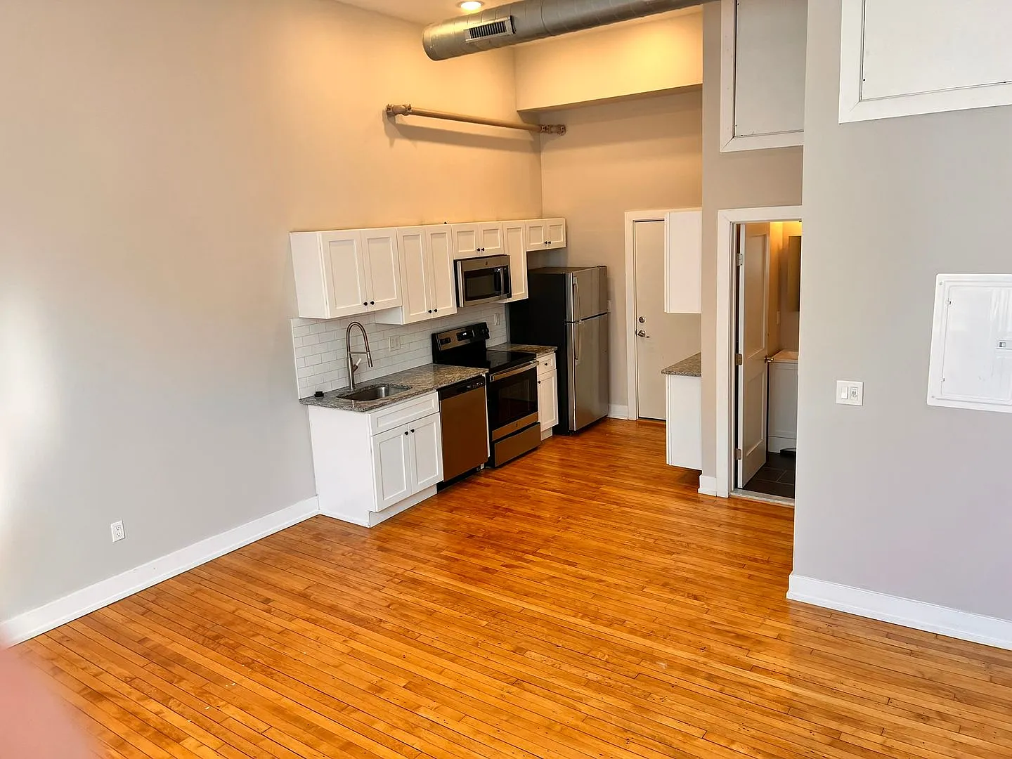 Modern Loft Style Studio with Hardwood floors, High Ceilings and stainless Steel Appliances. — Photo 2