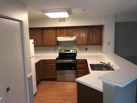 2nd image of 10 Sandstone Ct APT L
