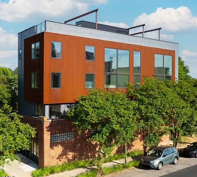 402 E Martin St — Photo 1