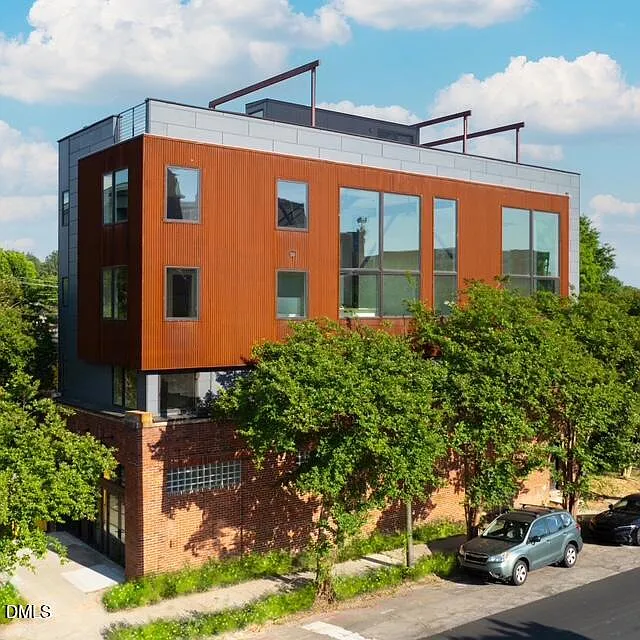 402 E Martin St