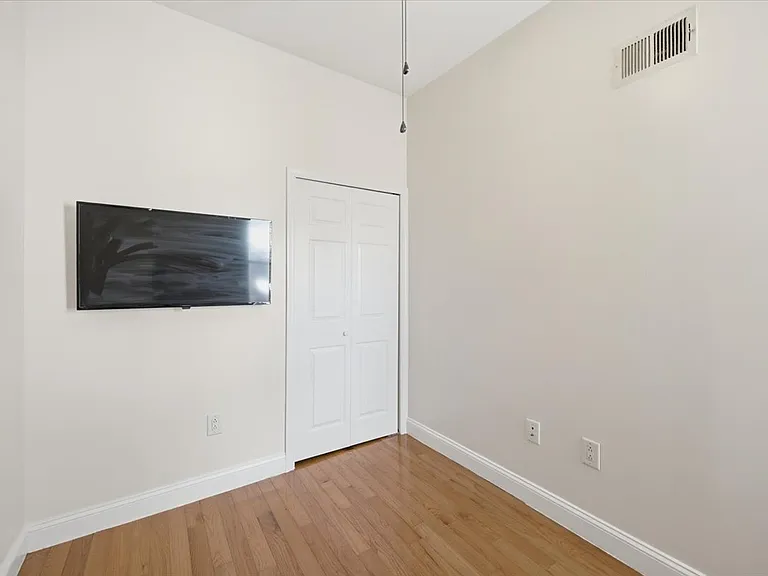 2653 S 6th St — Photo 38