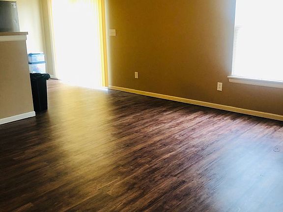 3rd image of 909 Whitetail Ct