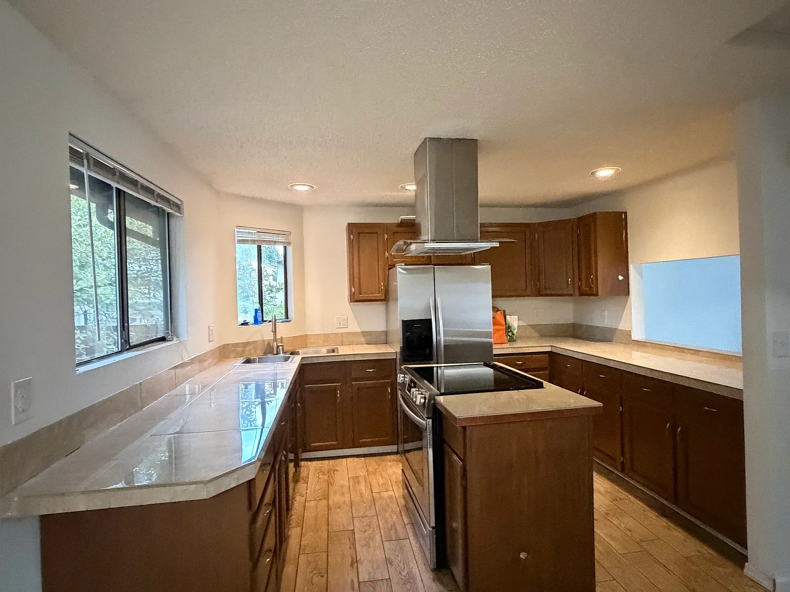 2 bed, 1.5 bath, 1200 sqft, $2,400 — Photo 4