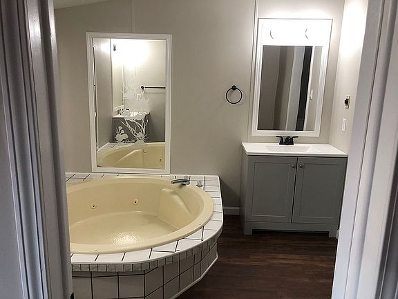 4th image of 230 Kerr St