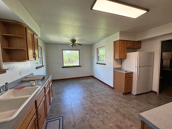 4th image of 823 S Linda St