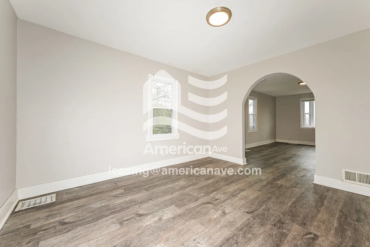 1132728_002_living_room_2.jpg - 213 Ridge St