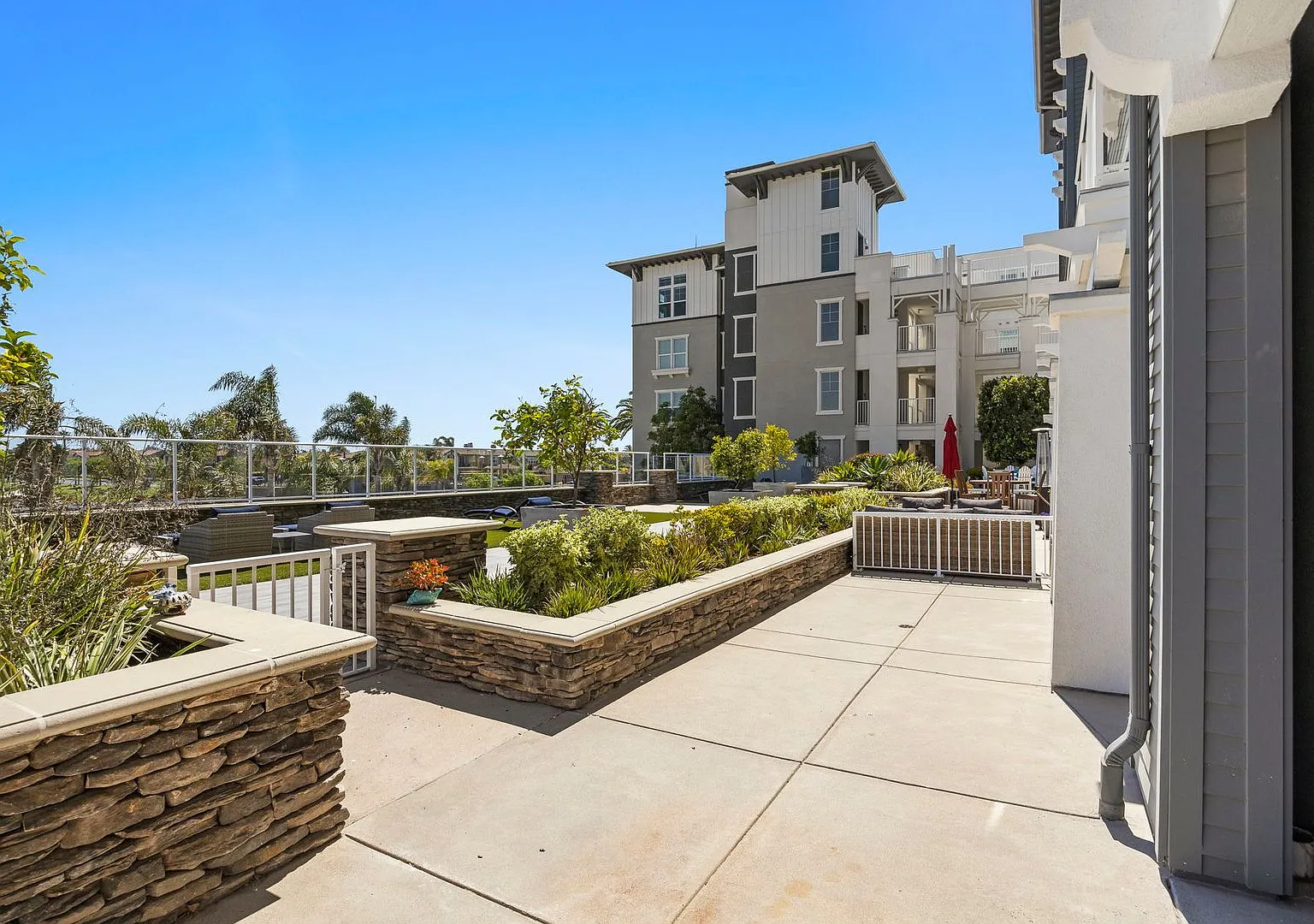 Cozy 2 Bedroom Condo in Oxnard! — Photo 1