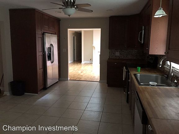 3rd image of 913 Surry Dr