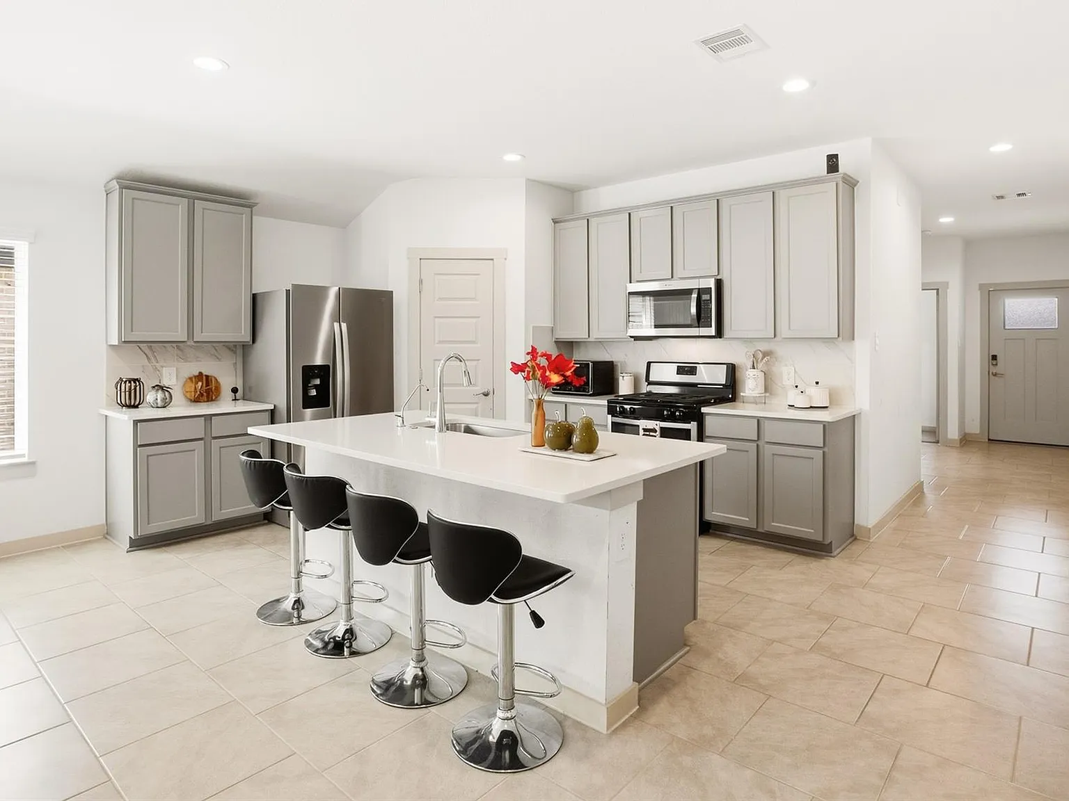 5 bed, 3.0 bath, 2056 sqft, $2,390 — Photo 4