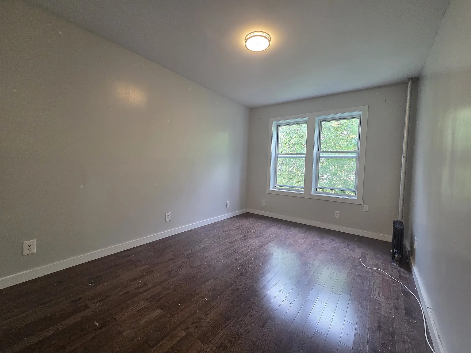 184 Nagle Ave — Photo 1