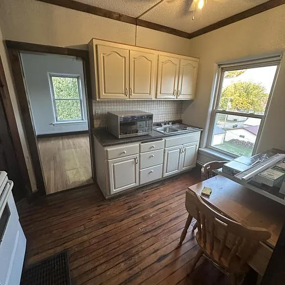 118 E Railroad St #6 — Photo 3