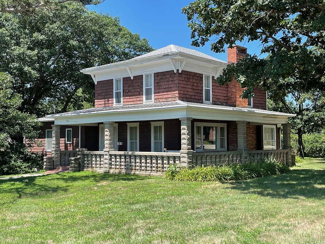 221 E Fairfield St, Clay Center, NE 68933 MLS 11098115 Zillow