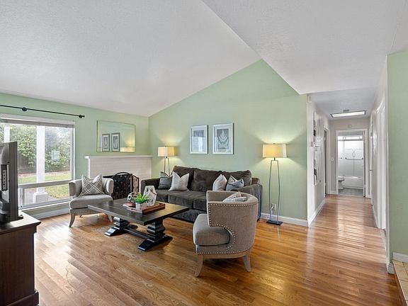 4th image of 598 Edelweiss Dr