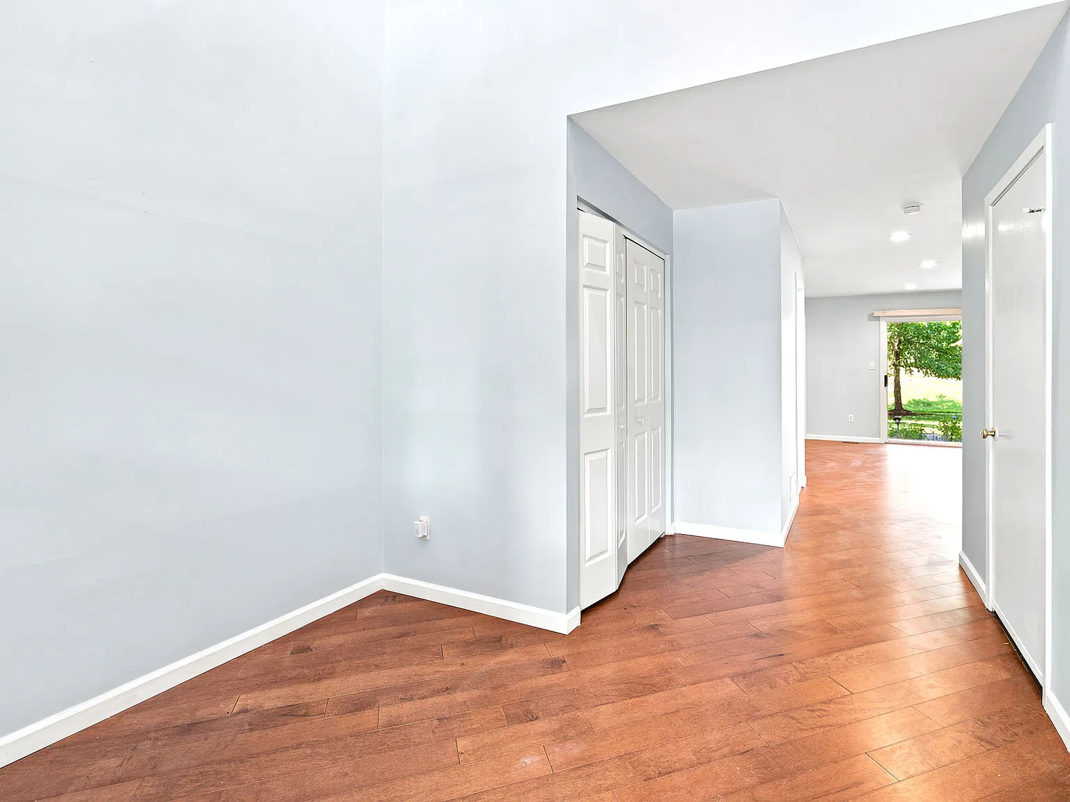 3 bed, 2400 sqft, $3,700 — Photo 2