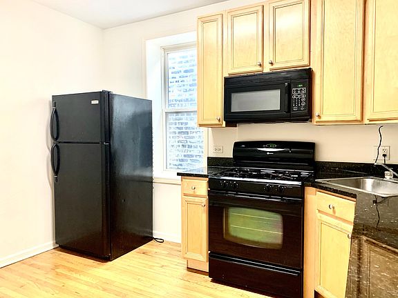 5th image of 2045 W Fullerton Ave #2