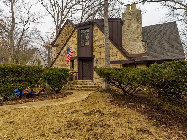 219 Woodland Rd, Highland Park, IL 60035