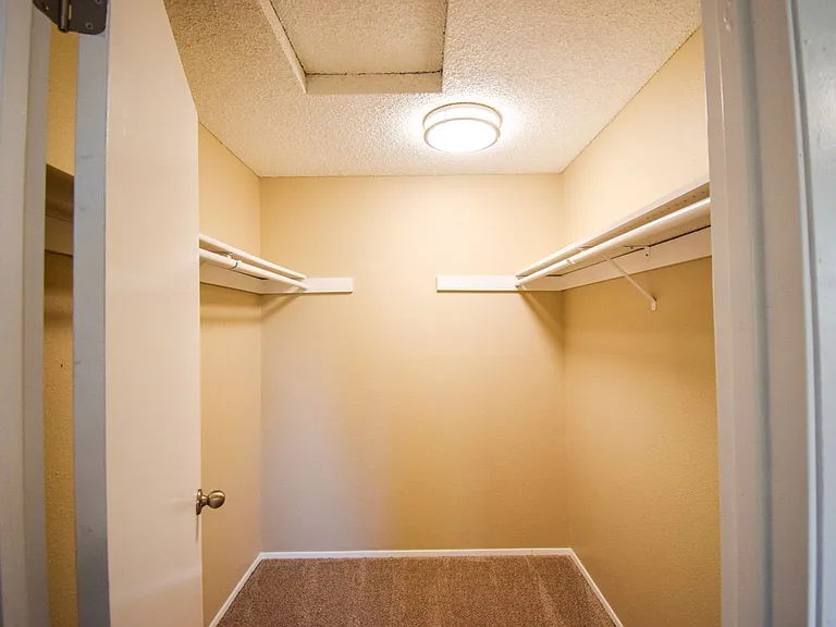 Spacious 2 bedroom 1.5 bath Town house Apartment! — Photo 11