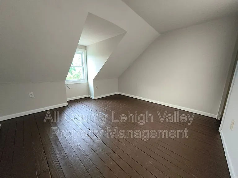 339 W Lincoln St — Photo 10