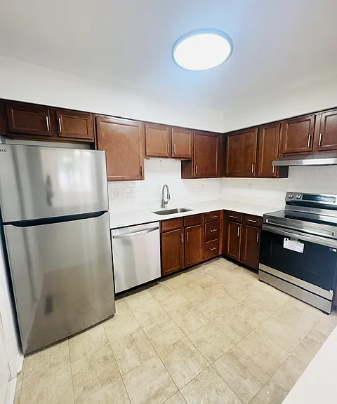 KITCHEN WITH NEW STAINLESS APPLIANCES