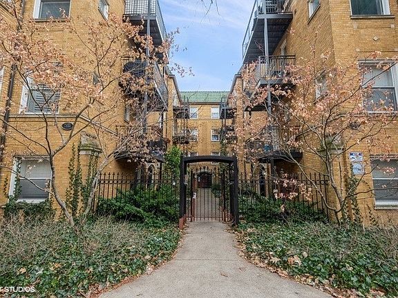 2nd image of 7627 N Greenview Ave APT 1E