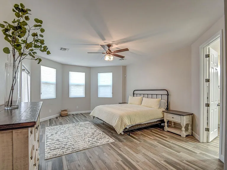 3216 E Sunnyside Ln — Photo 36