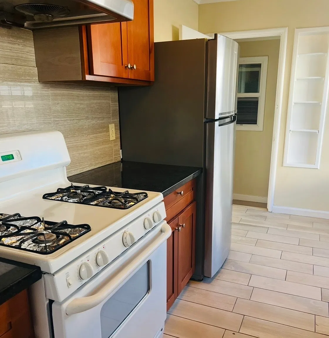 3 bed, 800 sqft, $3,000 — Photo 4
