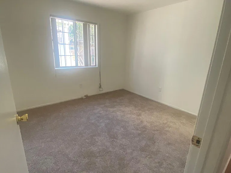 1827 N Mariposa Ave — Photo 3
