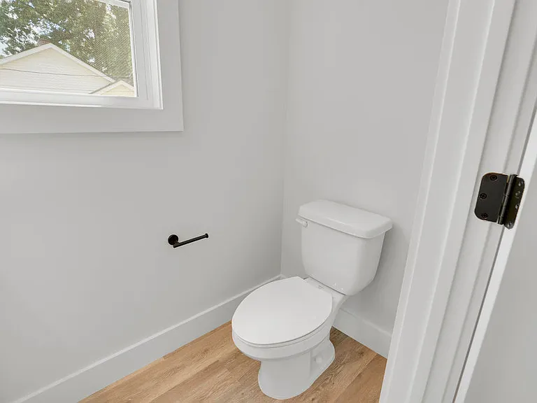 521 S Brady Ave — Photo 3
