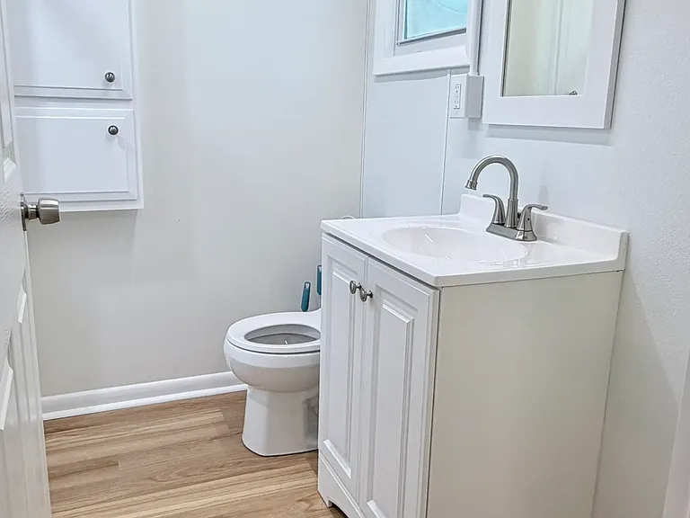 Full bathroom 2 (Garden Level)