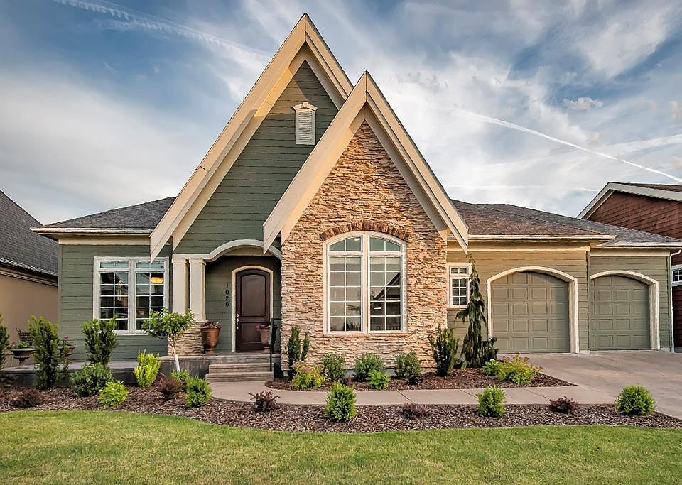 1st image of 1026 SE Crestlane Dr