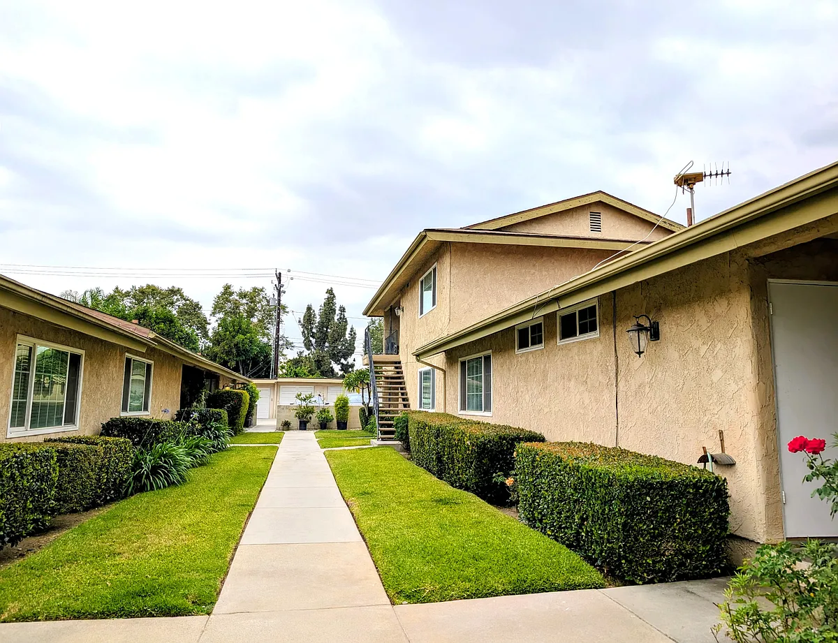 Building Photo - 5821 Oak Ave #B
