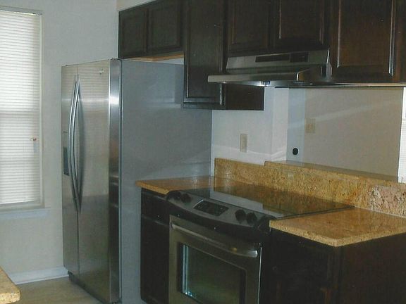 3rd image of 612 Emerald Ln