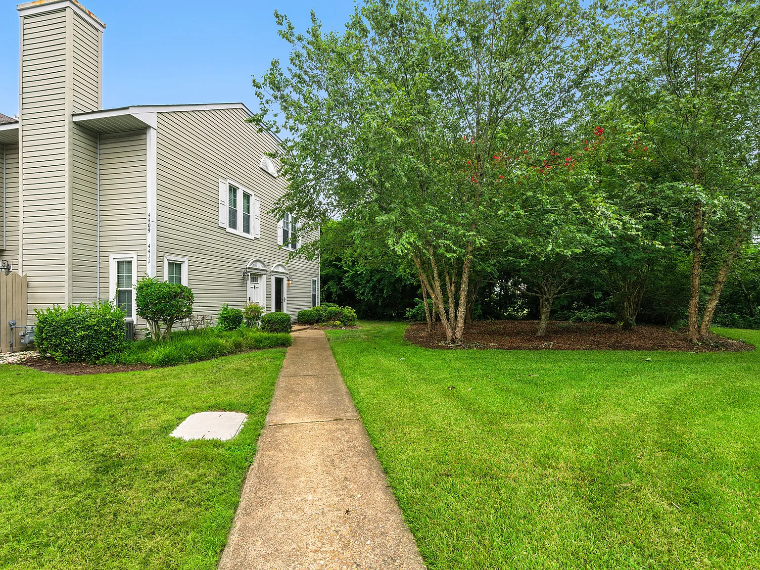 2 bed, 2.5 bath, 1254 sqft, $2,200 — Photo 2