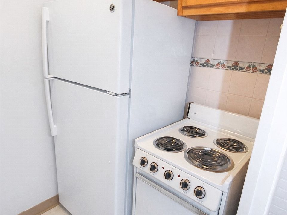 Hardwood 1 Bedroom (Unit 207)