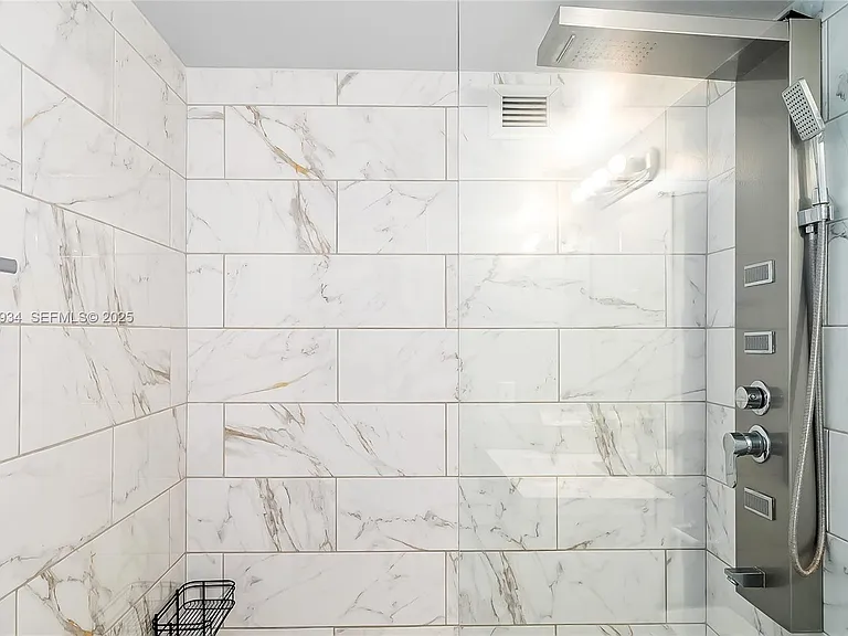 400 Leslie Dr #305 — Photo 17