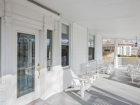 005-Front_Entrance-2384436-medium