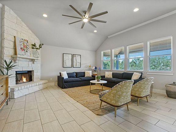 3rd image of 2 Rosewood Cir