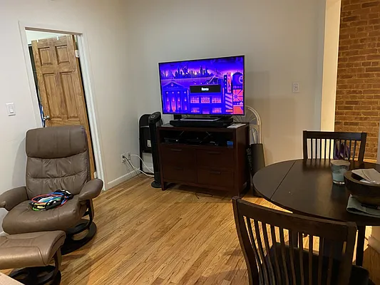 Rented by Anchor Associates | media 17