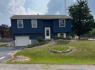 1072 Shorewood Dr, Fremont, OH 43420