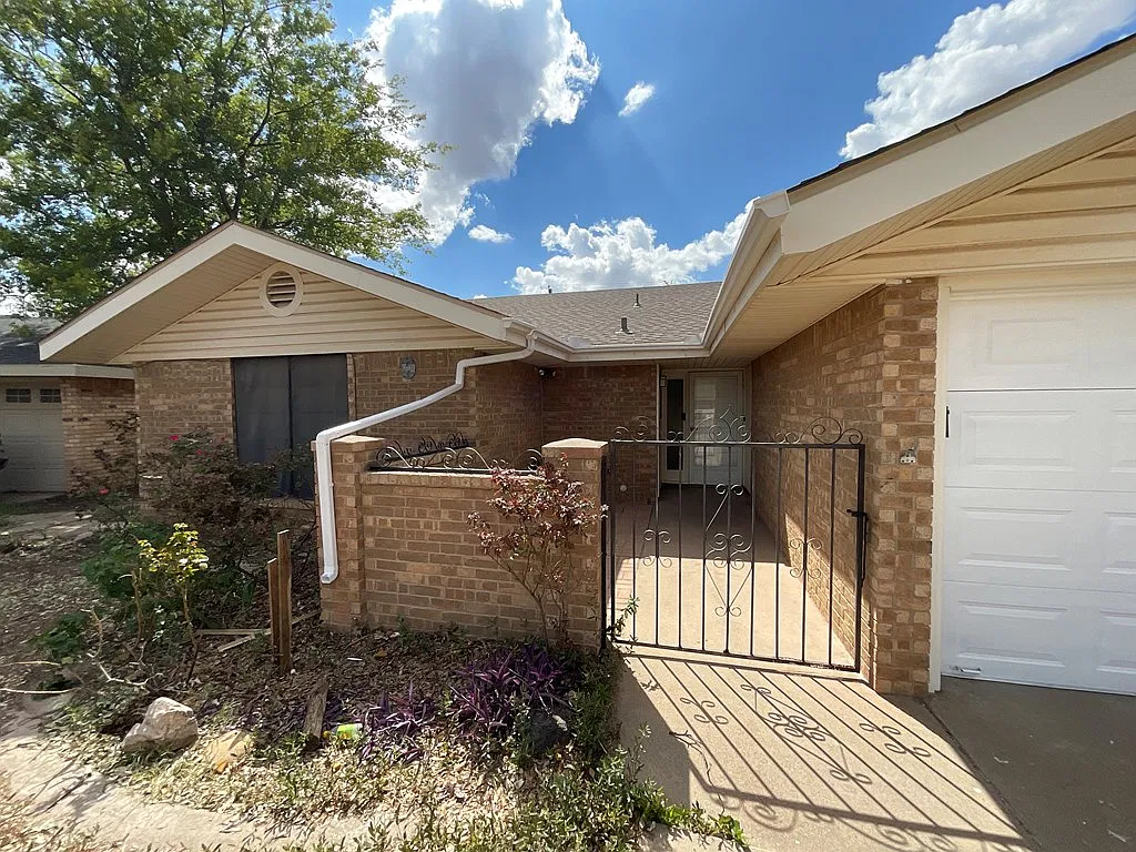3 bed, 2.0 bath, 1642 sqft, $2,300 — Photo 2