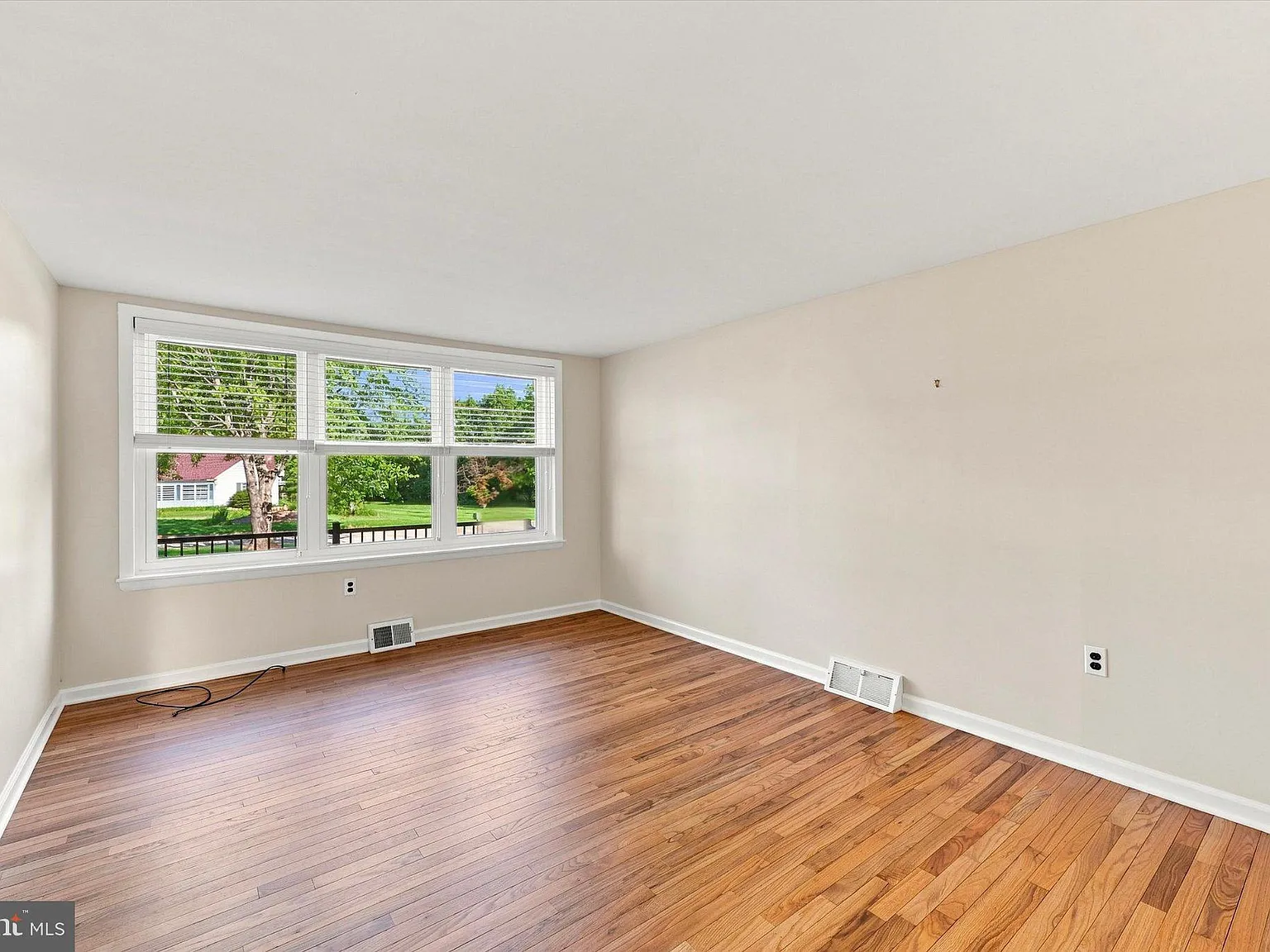 4 bed, 2.0 bath, 2196 sqft, $3,450 — Photo 3