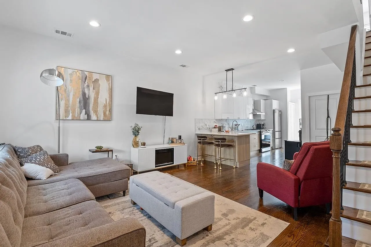 3 bed, 2.5 bath, $4,200 — Photo 1
